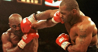 Holyfield sul ring con Tyson, foto Afp Holyfield sul ring con Tyson, foto Afp