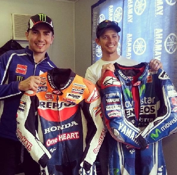 MotoGP, Lorenzo e Stoner si scambiano le tute MotoGP, Lorenzo e Stoner si scambiano le tute