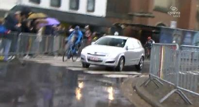 GRANDE PERICOLO: UN AUTO NON AUTORIZZATA ENTRA IN CORSA
