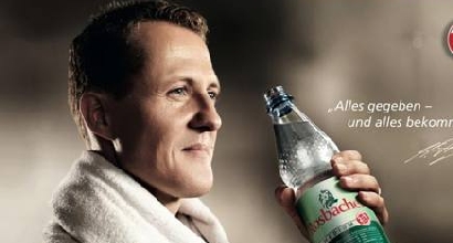 Schumacher sorridente in una pubblicità: i tifosi si infuriano Schumacher sorridente in una pubblicità: i tifosi si infuriano