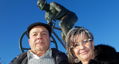 Tonina e Paolo davanti alla statua di Pantani a Cesenatico, foto Ansa Tonina e Paolo davanti alla statua di Pantani a Cesenatico, foto Ansa