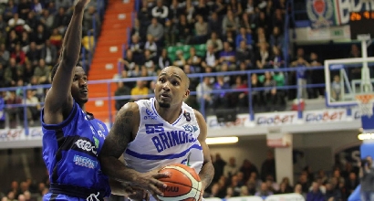 Basket, Serie A: Brindisi fa festa, Cantù in crisi