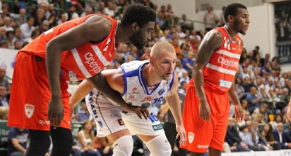 Basket, Serie A: rullo Cremona, Sassari parte bene
