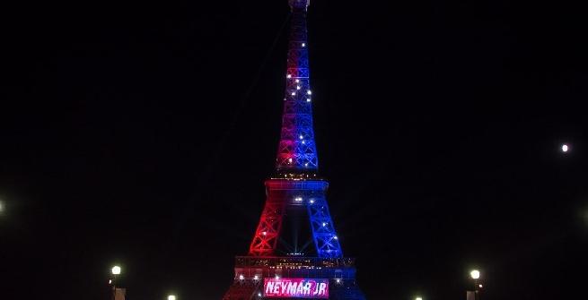 Neymar illumina la Tour Eiffel