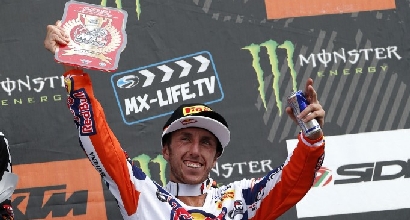 Antonio Cairoli con la tabella rossa di leader Antonio Cairoli con la tabella rossa di leader