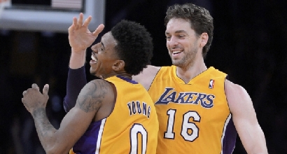 Gasol e Young, foto Reuters Gasol e Young, foto Reuters