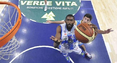Basket, Serie A: Sassari fa festa e asfalta Cantù Basket, Serie A: Sassari fa festa e asfalta Cantù