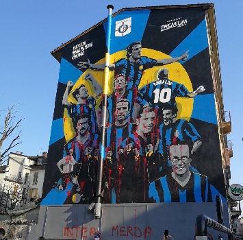 Sfregiato il murales nerazzurro: "Inter M..."