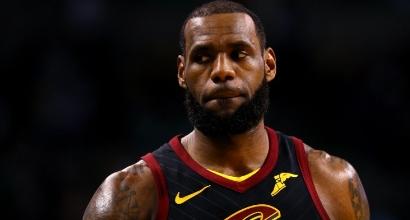 Nba: Cleveland in un buco nero, Warriors e Rockets proseguono la marcia