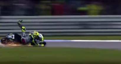 Rossi cade ad Assen (Ansa)