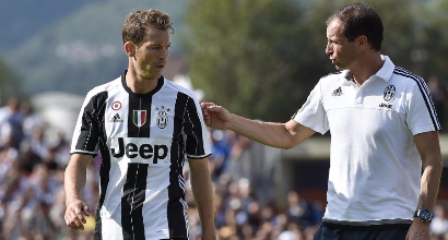 Juventus, quattro offerte per Lichtsteiner: la situazione Juventus, quattro offerte per Lichtsteiner: la situazione
