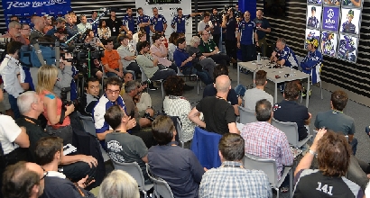 Folla alla conferenza di Burgess e Rossi (yamahamotogp.com) Folla alla conferenza di Burgess e Rossi (yamahamotogp.com)