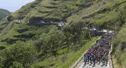Giro d'Italia, Ulissi vince la 4ª tappa. Dumoulin torna in rosa
