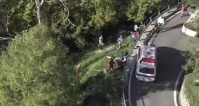 Giro di Lombardia, paura per De Plus: cade e vola oltre il guard-rail