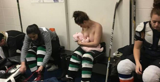 Hockeysta simbolo delle mamme nello sport: allatta nello spogliatoio