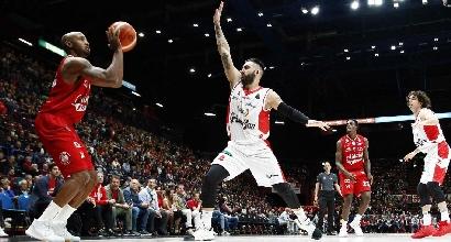 Basket, Serie A: Milano travolge Reggio, Trento ai playoff
