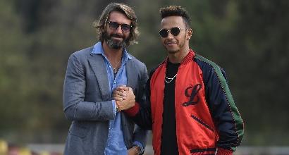 Lewis Hamilton firma con MV Agusta