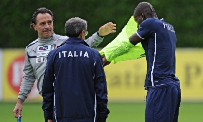 Balotelli lascia l'allenamento (Ansa) Balotelli lascia l'allenamento (Ansa)