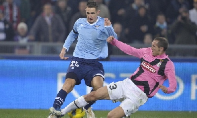 Miroslav Klose con Chiellini, foto LaPresse Miroslav Klose con Chiellini, foto LaPresse