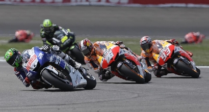 Lorenzo inseguito dalle Honda (LaPresse) Lorenzo inseguito dalle Honda (LaPresse)