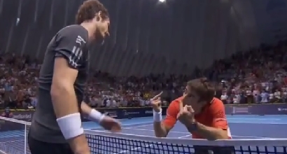 Tennis, Atp Valencia: Robredo, dito medio a Murray a fine partita Tennis, Atp Valencia: Robredo, dito medio a Murray a fine partita