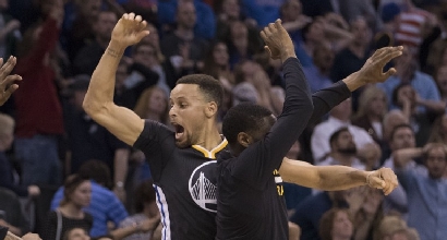 Nba: Curry senza limiti, 46 punti ai Thunder e record di triple