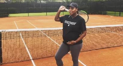 Tennis: Serena Williams si allena con il pancione