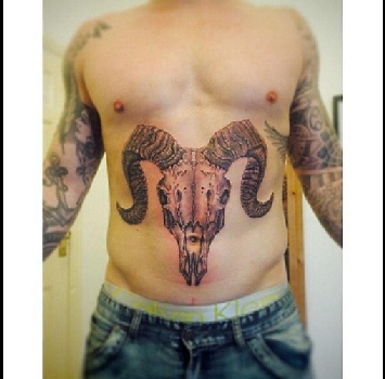 Rugby: Joshua Charnley si è tatuato una testa d'ariete sulla pancia Rugby: Joshua Charnley si è tatuato una testa d'ariete sulla pancia