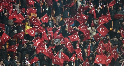Follia Turchia-Grecia: nel minuto di silenzio grida per Allah