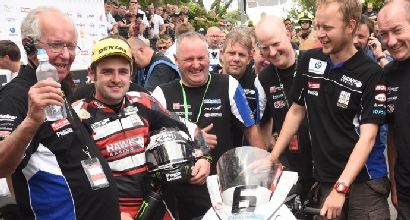 Tourist Trophy, Michael Dunlop vince la Superbike con record storico