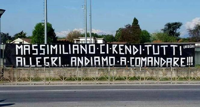 Juve, striscione per Allegri a Vinovo