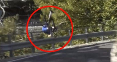 Giro di Lombardia, paura per De Plus: cade e vola oltre il guard-rail