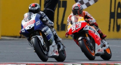 Lorenzo davanti a Marquez (LaPresse) Lorenzo davanti a Marquez (LaPresse)