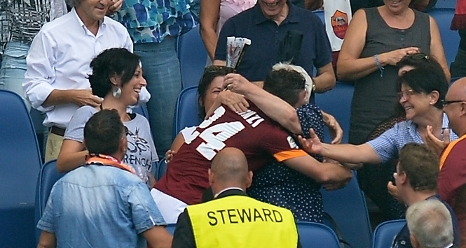 Florenzi festeggia con la nonna (afp) Florenzi festeggia con la nonna (afp)