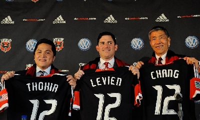 Erick Thohir con i soci del DC United, foto Afp Erick Thohir con i soci del DC United, foto Afp