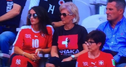 Albania-Svizzera: la mamma degli Xhaka in tribuna con una maglietta speciale