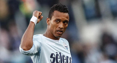 Lazio, tifoso sveglia (e attacca) Nani sull'aereo: rissa sfiorata