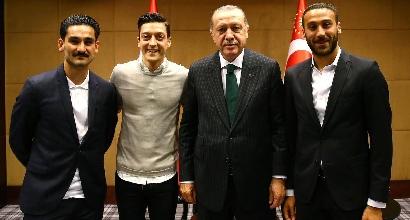 Özil e Gündogan in posa con Erdogan, la Merkel non ci sta