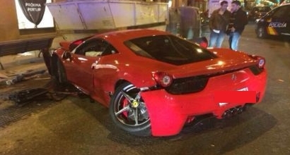 Ferrari 458 si schianta, il conducente l'abbandona in centro a Madrid Ferrari 458 si schianta, il conducente l'abbandona in centro a Madrid