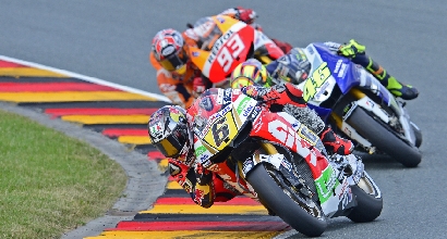 Bradl Rossi e Marquez a podio foto AFP Bradl Rossi e Marquez a podio foto AFP