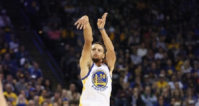 Nba: Curry dice 33, il Gallo si arrende