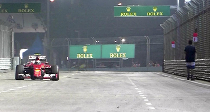 L'invasore di pista lungo il tracciato del GP di Singapore, IPP, Foto IPP