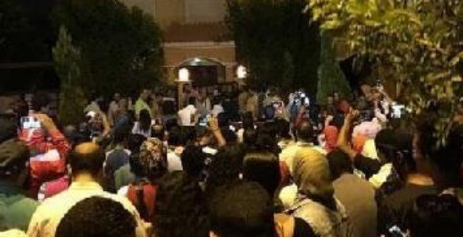 Mondiali 2018: folla sotto casa di Salah in Egitto, lui scende a firmare autografi