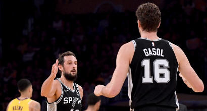 Nba, i Lakers cadono ancora: LeBron si arrende a Belinelli e a San Antonio ai supplementari