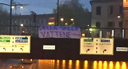 Lo scontro si acuisce, Firenze si sveglia tappezzata di striscioni: "Della Valle vattene"