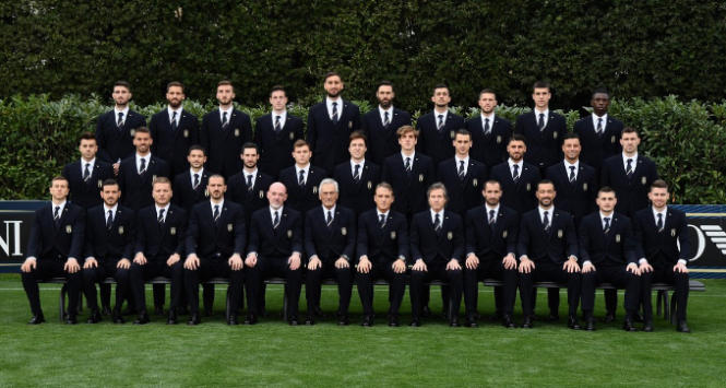 Nazionale: gli azzurri in posa con la nuova divisa firmata Armani