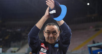 Napoli cancella il Comandante Sarri: "Traditore!". E gli juventini non scordano il dito medio