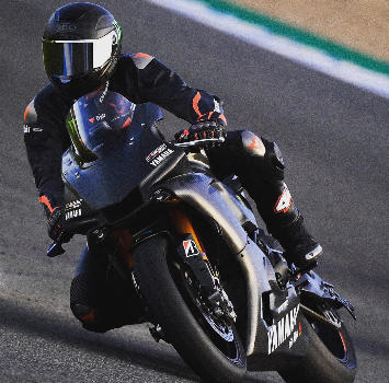 Hamilton in piega scatena Marquez, Lorenzo e Biaggi