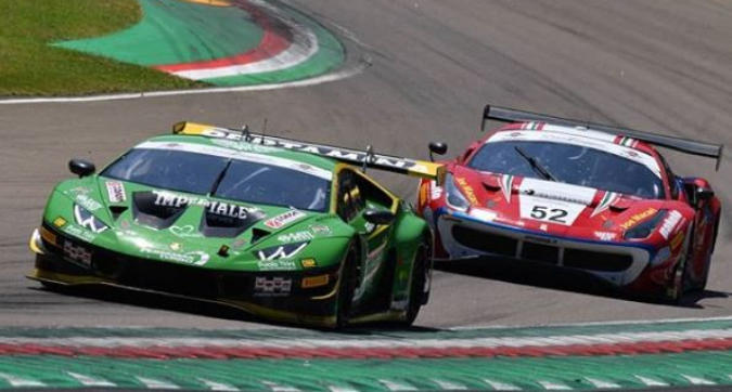 La Lamborghini vola a Imola