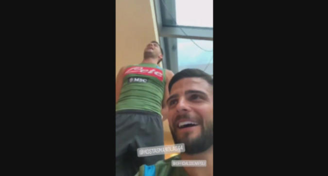 Manolas, rito d'iniziazione tutto da ridere: il greco canta 'Caruso' e Insigne...